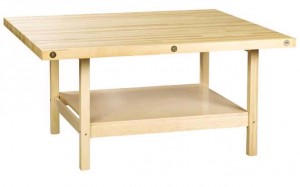 drewniany stół warsztatowy z jedną półką